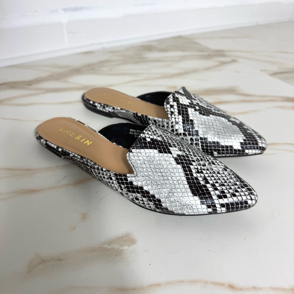 Women's Snakeskin Flats Size 7